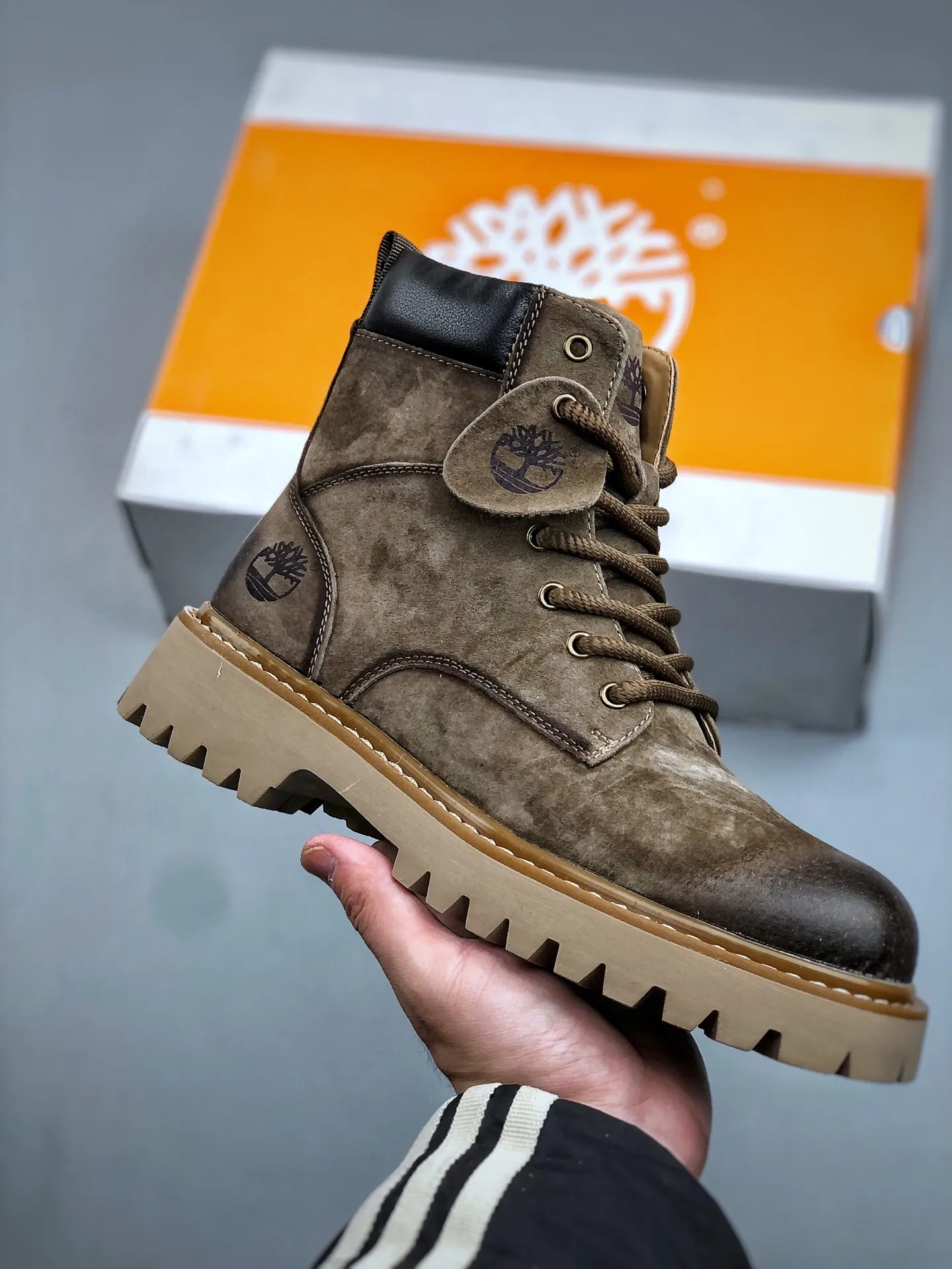 Welfare special price💰480 Timberland Timberland/Timberland new autumn and winter products (plush lining🔥warm and heat-locking) autumn and winter must-have outdoor casual rhubarb boots series #Guangdong Dachang quality original box original packaging fashion trend matching the fabric is made of Italian 🇮🇹 top frosted fine-grained cowhide with anti-odor and anti-corrosion genuine leather latex insoles. The outsole and hardware are all made from raw materials of the original factory. They are the same as the original Goodyear never-opening process. Good products do not kill pigs. The quality of the first order is strictly controlled. Exclusively released on the entire network. There is no doubt about the quality. The whole set of official website unified packaging gives you a perfect wearing experience. The quality is exquisite and durable. A must-have for sportsmen. Specially designed to prevent handsomeness. High-quality and first-class foot feel. Specially used for outdoor cold protection this winter. Daily casual matching. Size: 38 39 40 41 42 43 44 (leather shoe size)